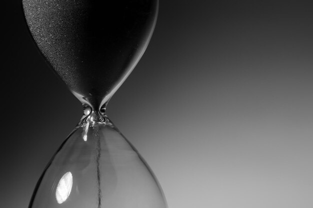 Fotografía en blanco y negro de reloj de arena de cerca