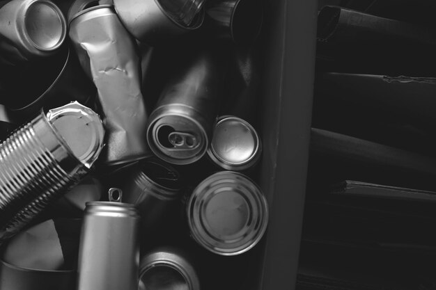 Fotografía de campaña de reciclaje de latas usadas en blanco y negro