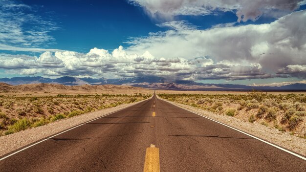 Fotografía de carretera vacía durante el día.