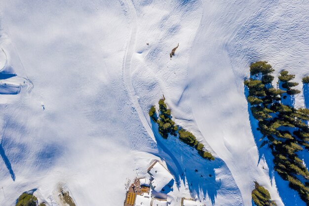 Fotografía cenital de los acantilados cubiertos de nieve capturados en un día soleado
