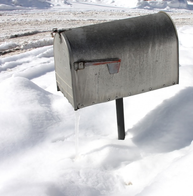 Fotografía cenital de un buzón plateado con nieve en la superficie durante el invierno