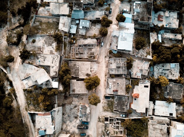 Fotografía cenital de una carretera en medio de viejos edificios y árboles