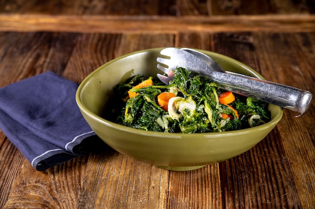 Foto gratuita fotografía cenital de deliciosas ensaladas de verduras frescas con una pinza para alimentos de acero inoxidable