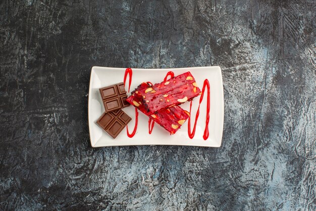 Fotografía cenital de deliciosos chocolates en placa blanca sobre suelo gris