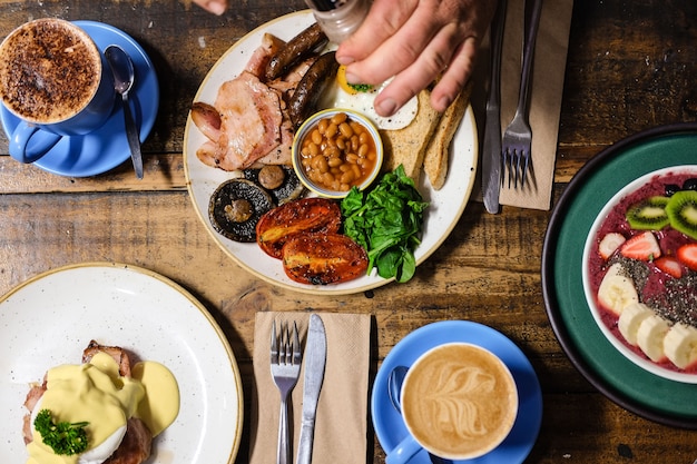 Fotografía cenital de desayuno cocinado y café