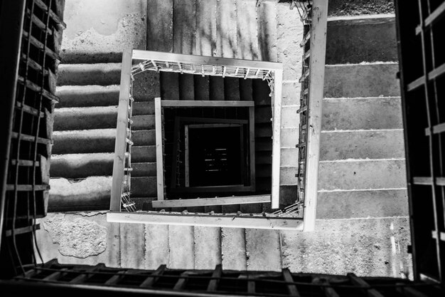 Fotografía cenital de una escalera de caracol en blanco y negro