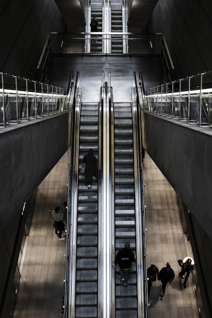 Fotografía cenital de una escalera mecánica en una estación de tren