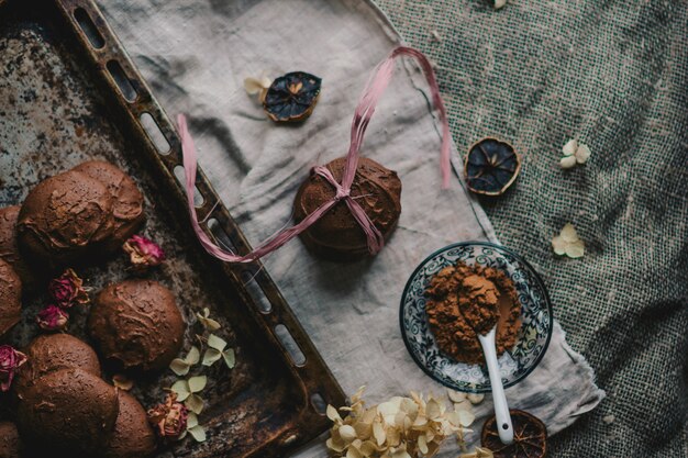 Fotografía cenital de galletas de chocolate en una bandeja de horno