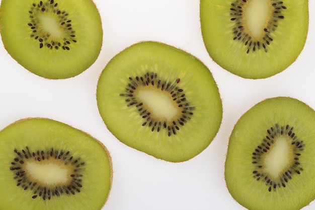 Fotografía cenital de kiwis en rodajas