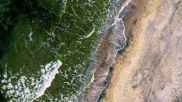 Fotografía cenital de olas de playa que vienen hacia la orilla