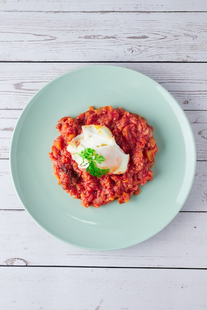 Foto gratuita fotografía cenital de un plato español hecho con verduras picadas y fritas