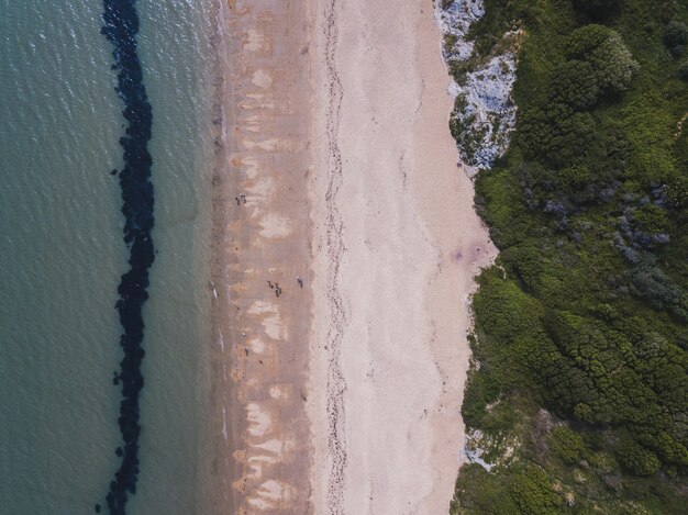 Fotografía cenital de una playa y un mar cerca de Bowleaze Cove en Weymouth, Reino Unido