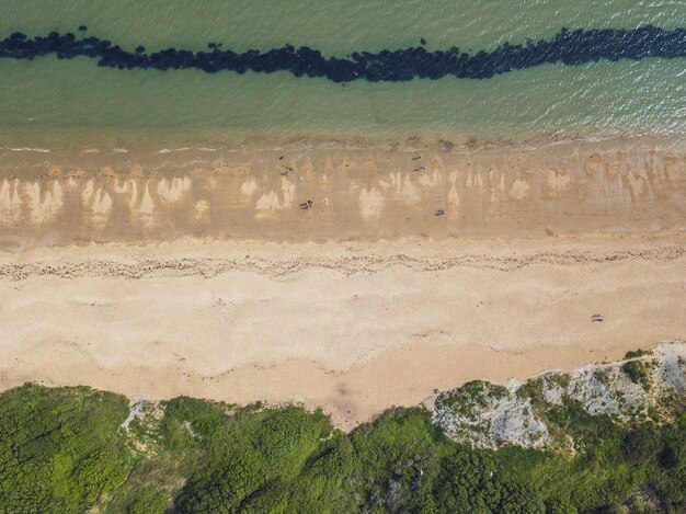 Fotografía cenital de una playa y un mar cerca de Bowleaze Cove en Weymouth, Reino Unido