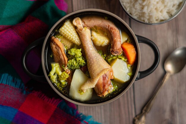 Fotografía cenital de sopa de pollo hondureña sobre la mesa