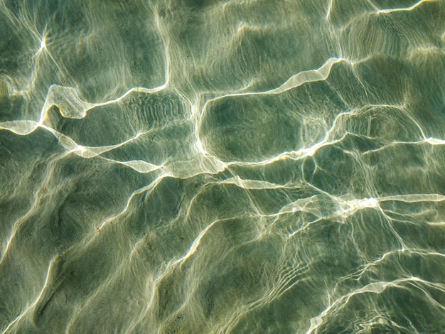 Foto gratuita fotografía cenital de la superficie del agua bajo la luz del sol