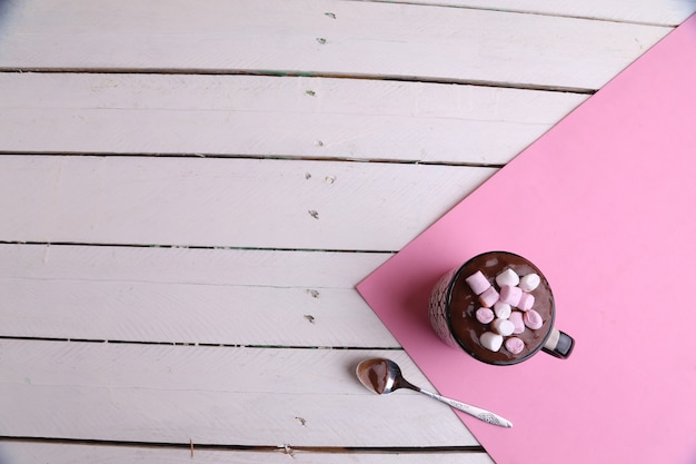 Foto gratuita fotografía cenital de una taza de chocolate caliente con malvaviscos y una cuchara sobre una mesa de cocina