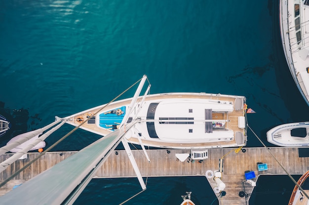 Fotografía cenital de un velero atracado en la bahía de San Diego