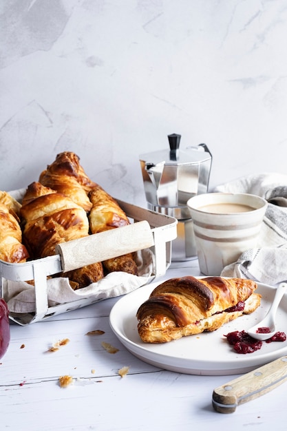 Foto gratuita fotografía de comida de croissant y café