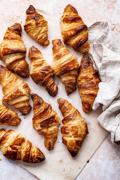 Fotografía de comida plana de croissant