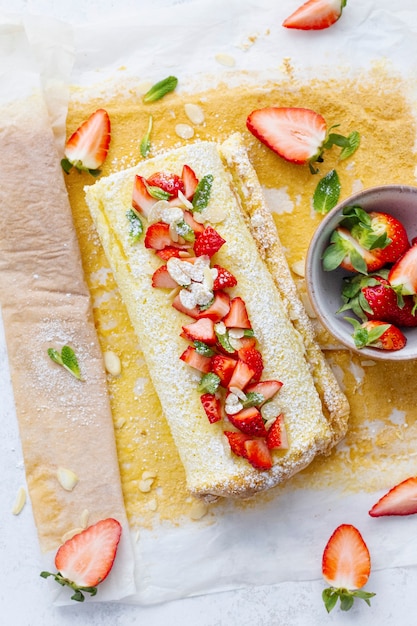 Fotografía de comida de rollo suizo de fresa esponjosa