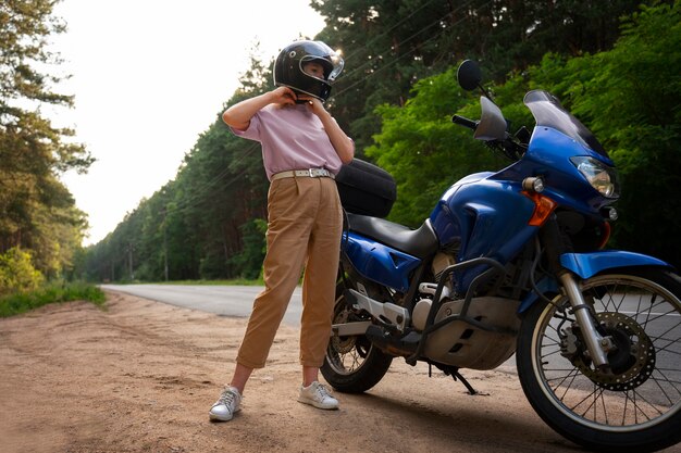 Fotografía completa de una anciana con motocicleta