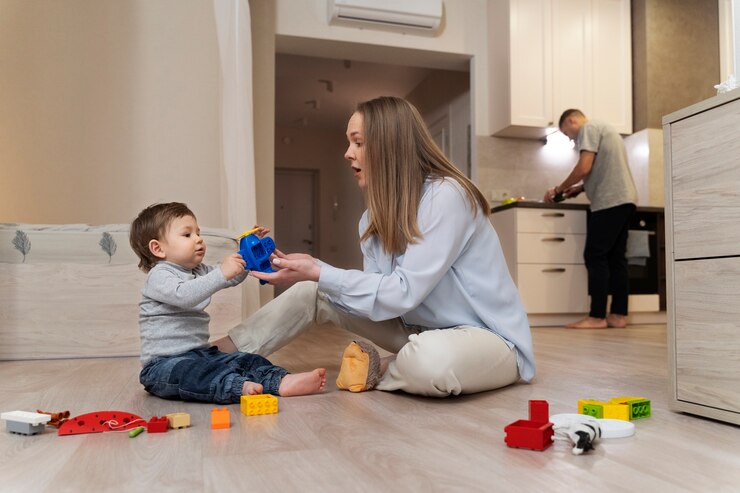 Foto gratuito fotografía completa de madre e hijo jugando juntos.