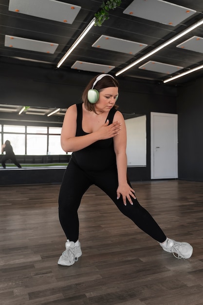 Foto gratuita fotografía completa de una mujer bailando en el estudio.