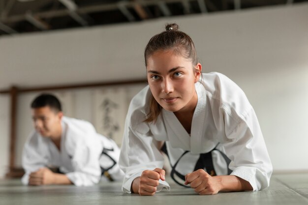 Fotografía completa de personas asiáticas practicando taekwondo