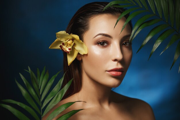 Fotografía desnuda. Estilo de moda. Belleza natural. Mujer desnuda en flores. Retrato