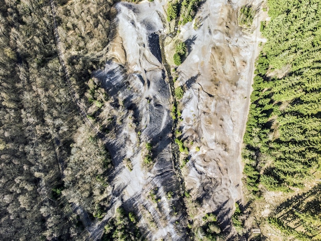 Fotografía con drones de hermosos campos verdes del campo en un día soleado