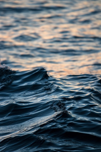 Fotografía de larga exposición de cuerpo de agua.