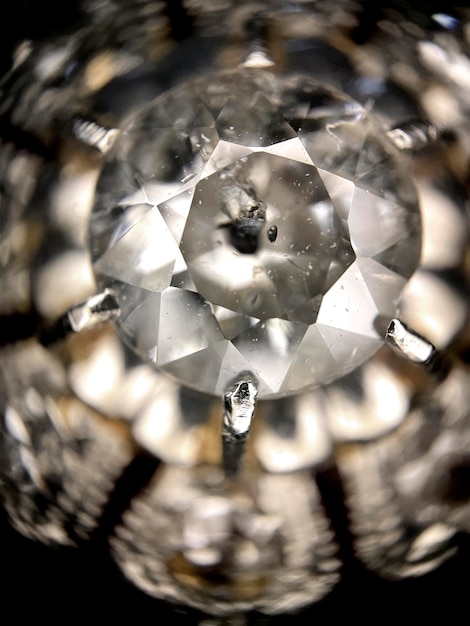 Foto gratuita fotografía macro de un diamante engastado