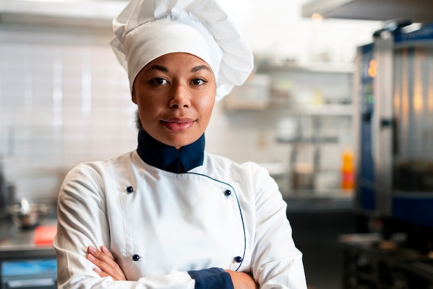 Foto gratuita fotografía media de un chef profesional posando