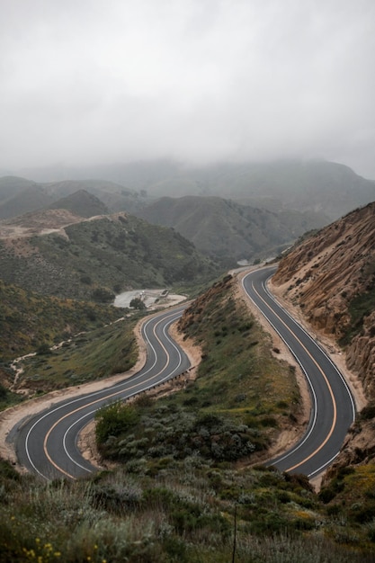 Fotografía de la naturaleza del fondo de la montaña del camino con curvas