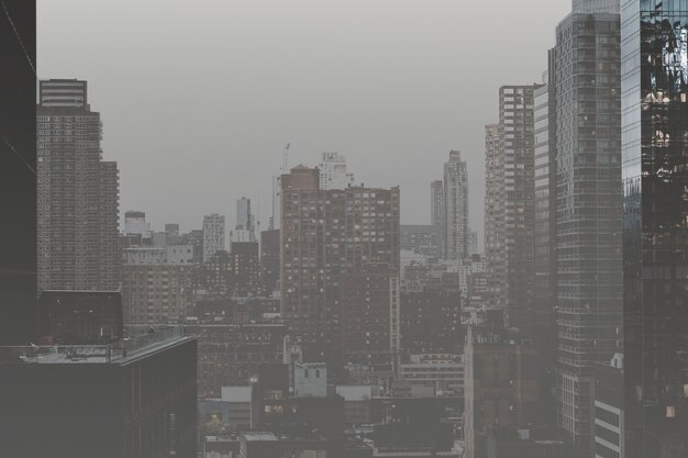 Fotografía de paisaje monótono de ciudad contaminada por aire