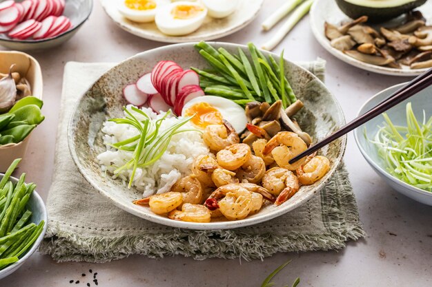 Fotografía de platos de mariscos con huevos y gambas.