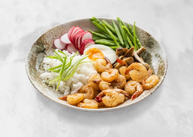 Fotografía de platos de mariscos con huevos y gambas.