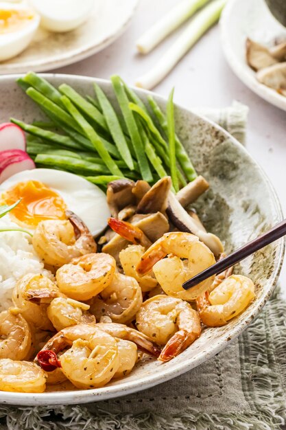 Fotografía de platos de mariscos con huevos y gambas.