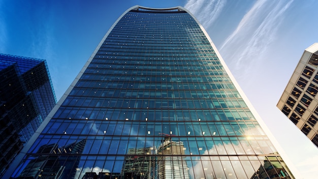 Foto gratuita fotografía de primer plano del edificio de gran altura de muro cortina