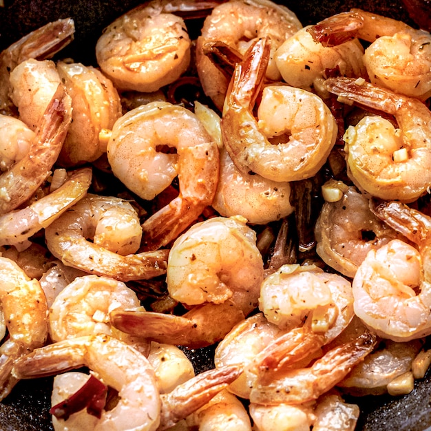 Fotografía de primer plano de plato a base de gambas al ajillo