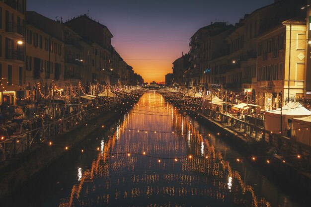 Fotografía reflectante de luces de cadena sobre el río.