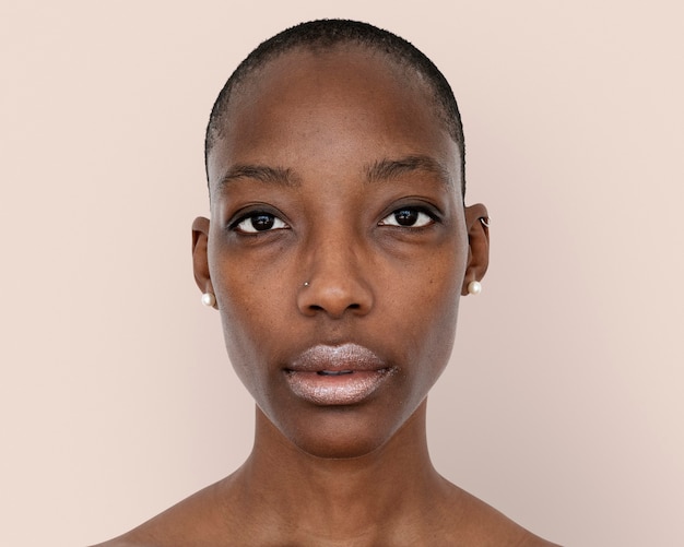 Foto gratuita fotografía de rostro de mujer africana, peinado de cabeza rapada