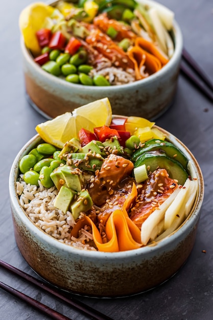 Fotografía de tazón de fuente de salmón sobre arroz