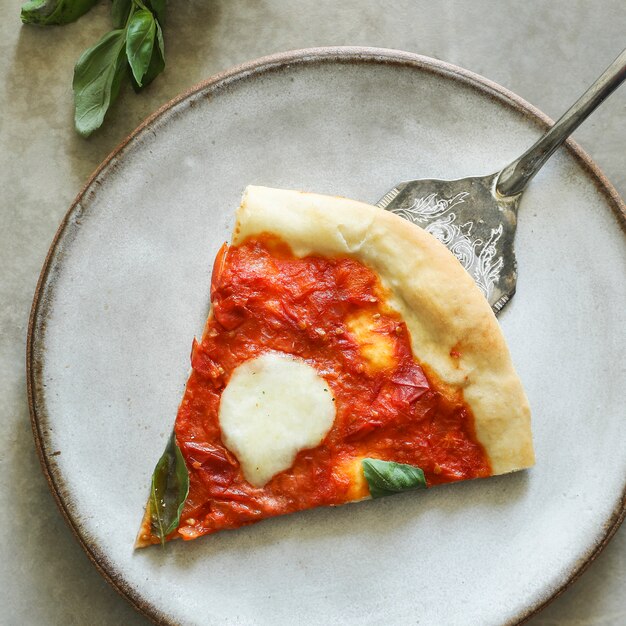 Fotografía vegetariana casera de pizza Margherita.