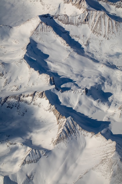 Fotografía a vista de pájaro de nieve cubierta de montaña