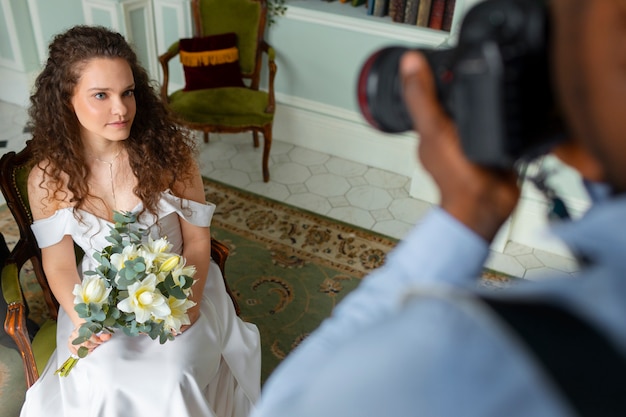 Foto gratuita fotógrafo de alto ángulo tomando fotos de la novia.