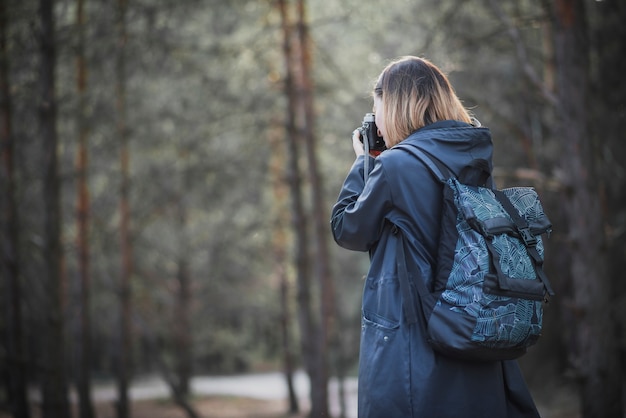 Foto gratuita fotógrafo anónimo en el bosque