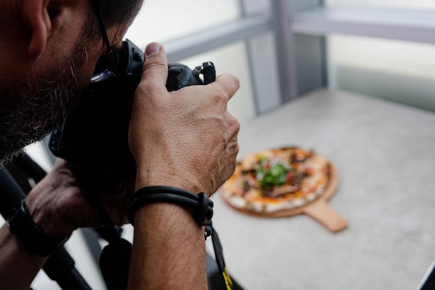 Fotógrafo de comida está disparando pizza