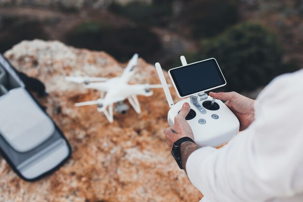 Fotógrafo y creador de videos aéreos de archivo prepara el dron para el vuelo