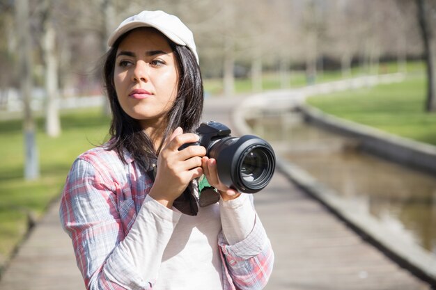 Fotógrafo enfocado pensativo disparando hitos